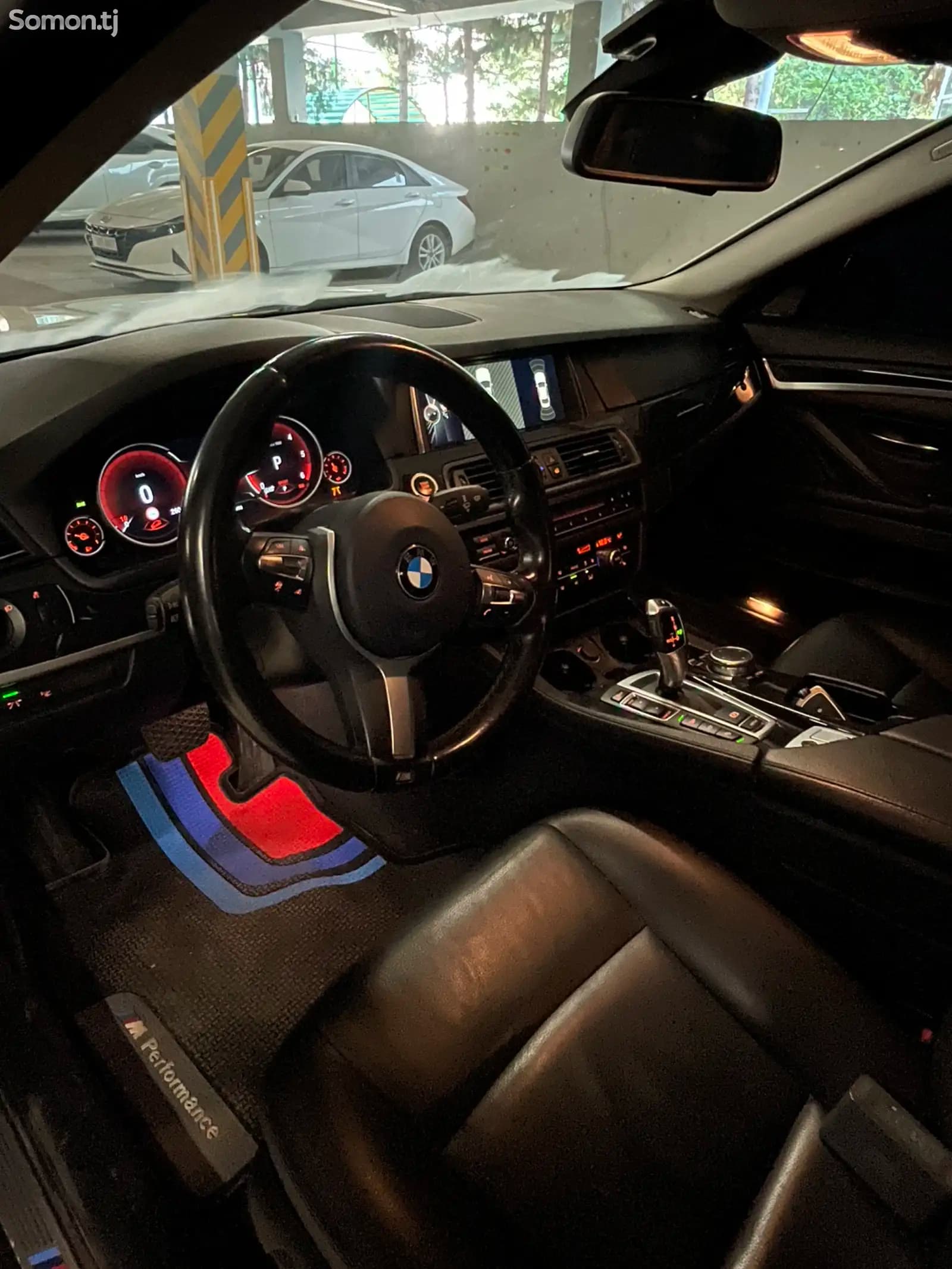 Аренда BMW F10 M Paket 2016 в Худжанде — салон, руль и приборная панель