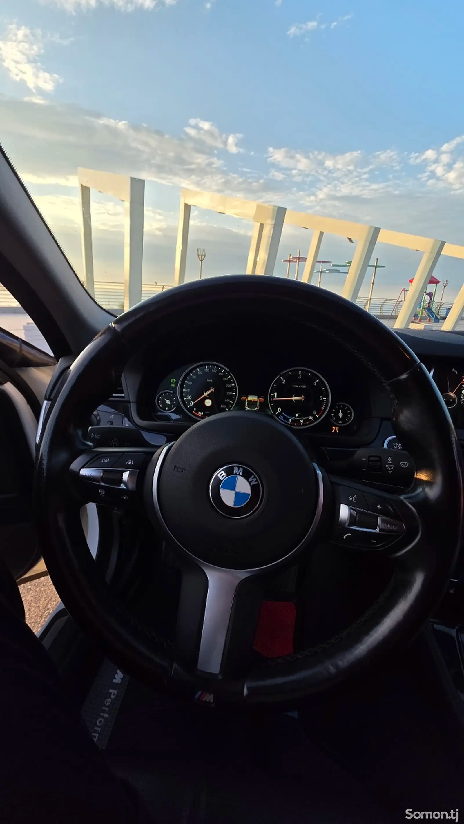 Аренда BMW F10 M Paket 2016 в Худжанде — руль и приборная панель