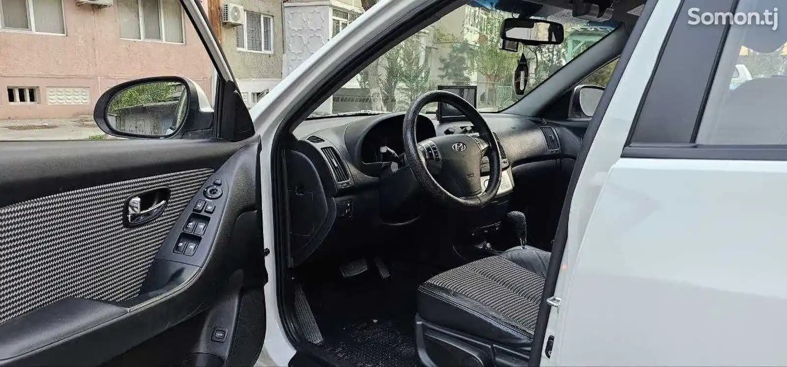Аренда Hyundai Avante 2010 в Худжанде — салон, водительская сторона