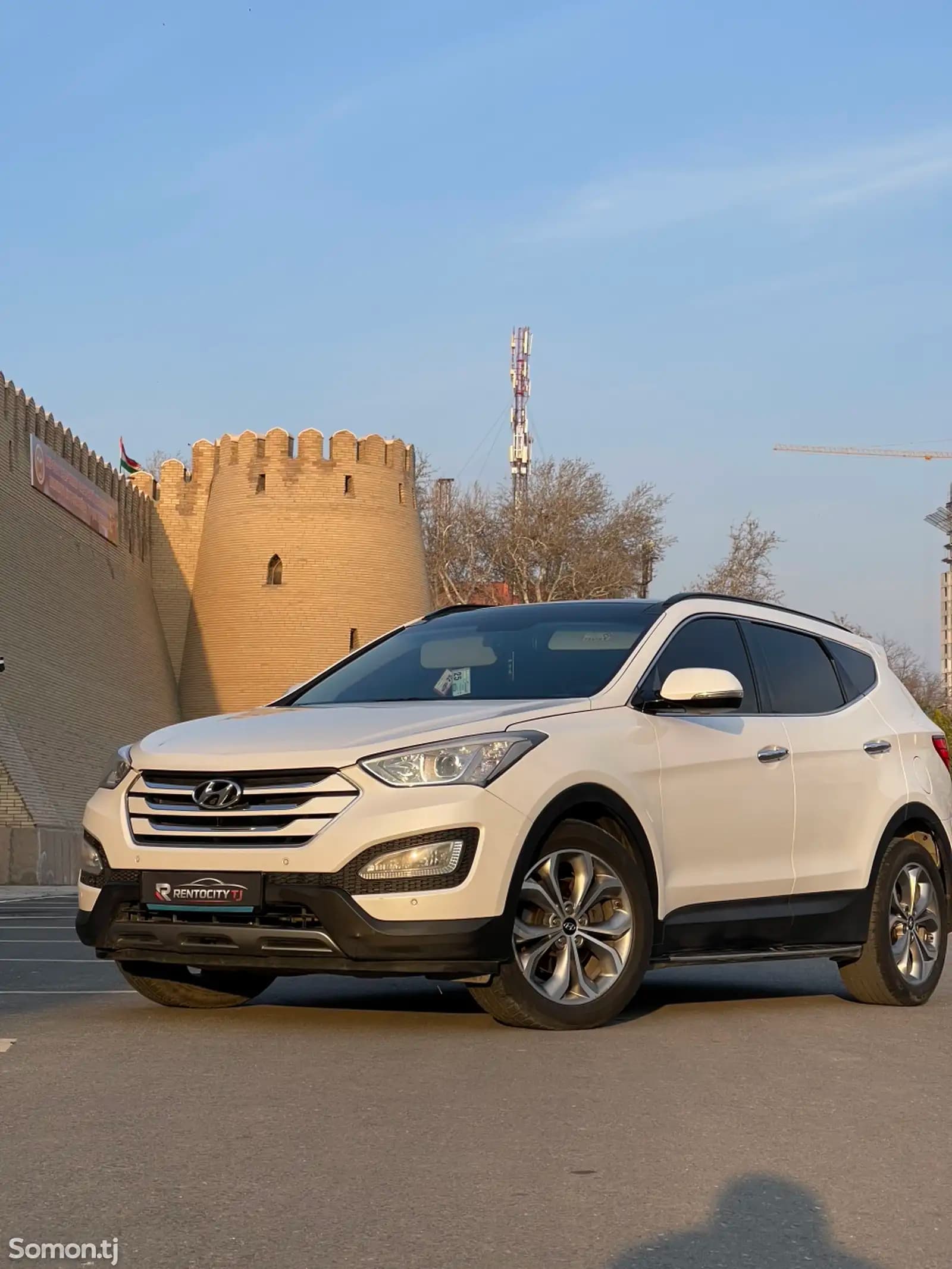 Аренда Hyundai Santa-Fe 2015 в Худжанде — вид спереди, три четверти