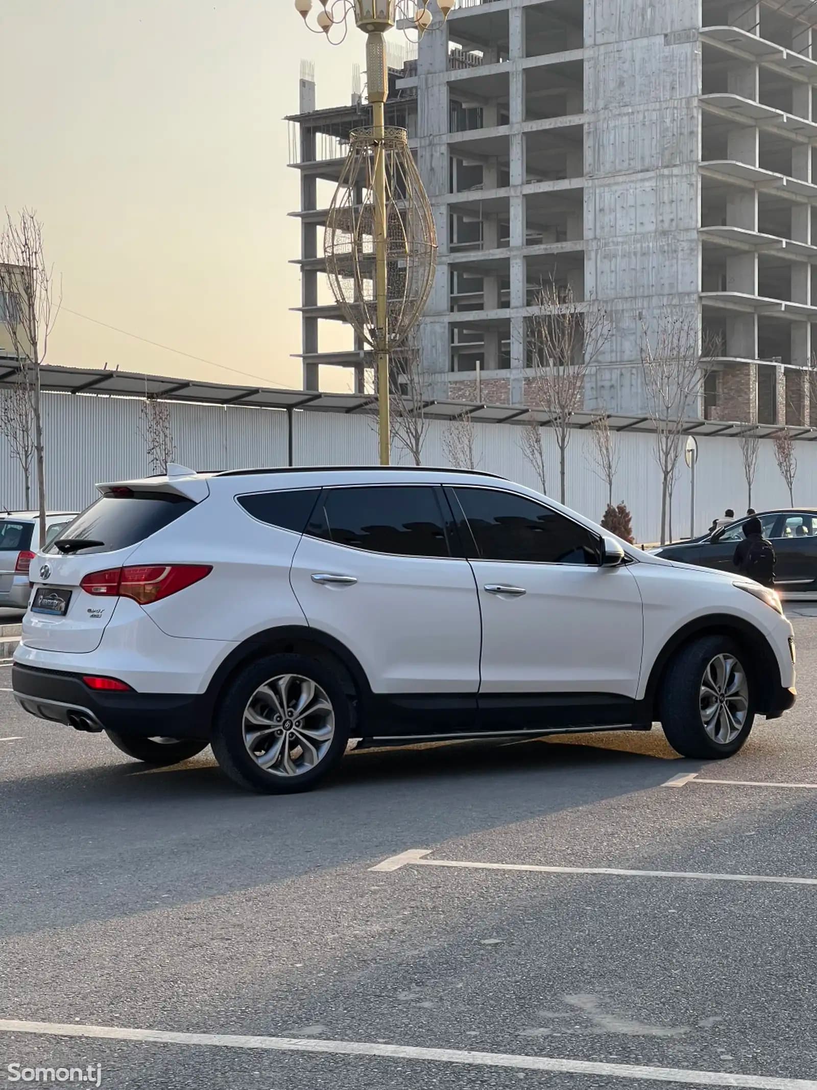 Аренда Hyundai Santa-Fe 2015 в Худжанде — вид сбоку