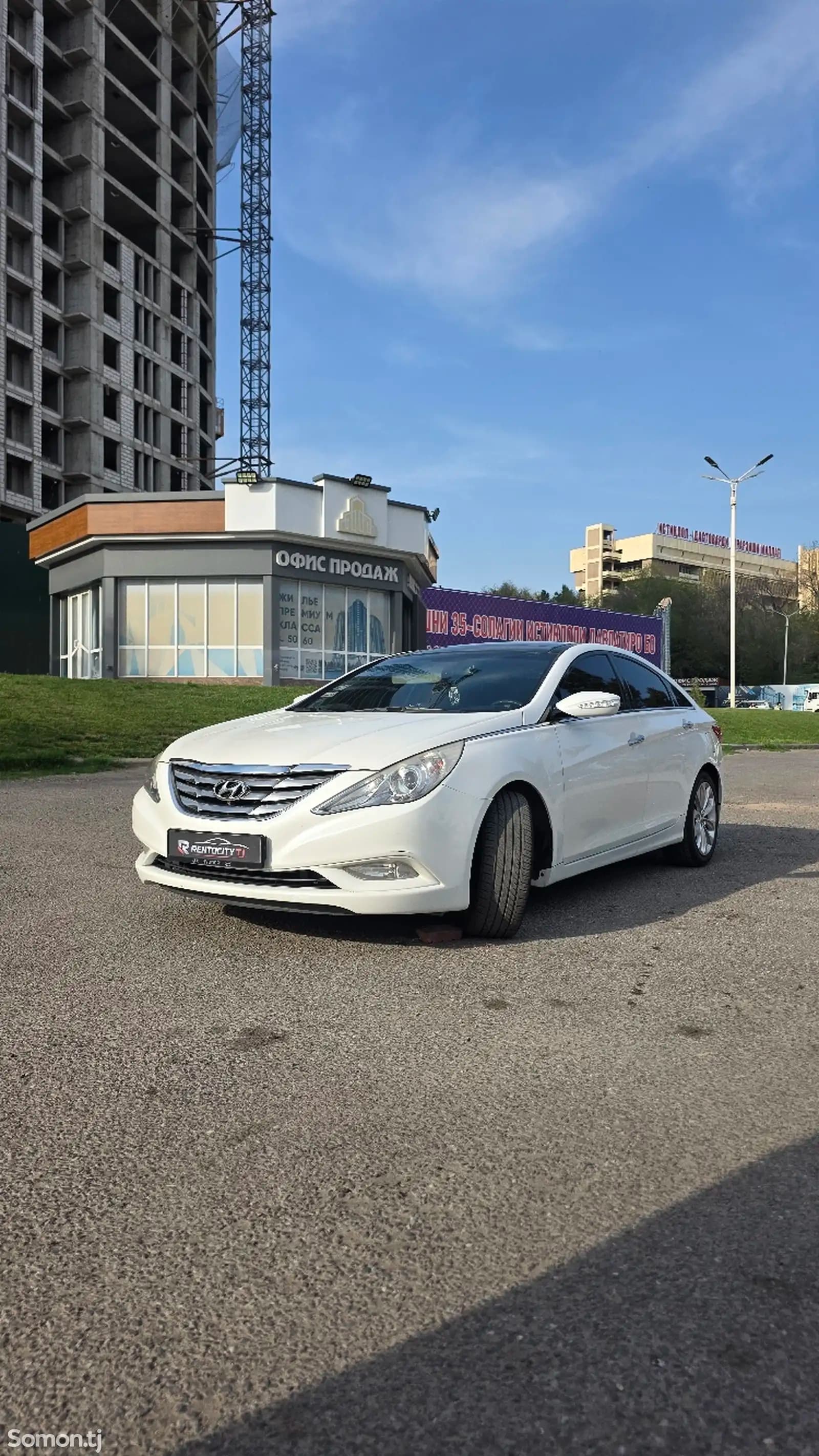 Аренда Hyundai Sonata в Худжанде — вид спереди, три четверти