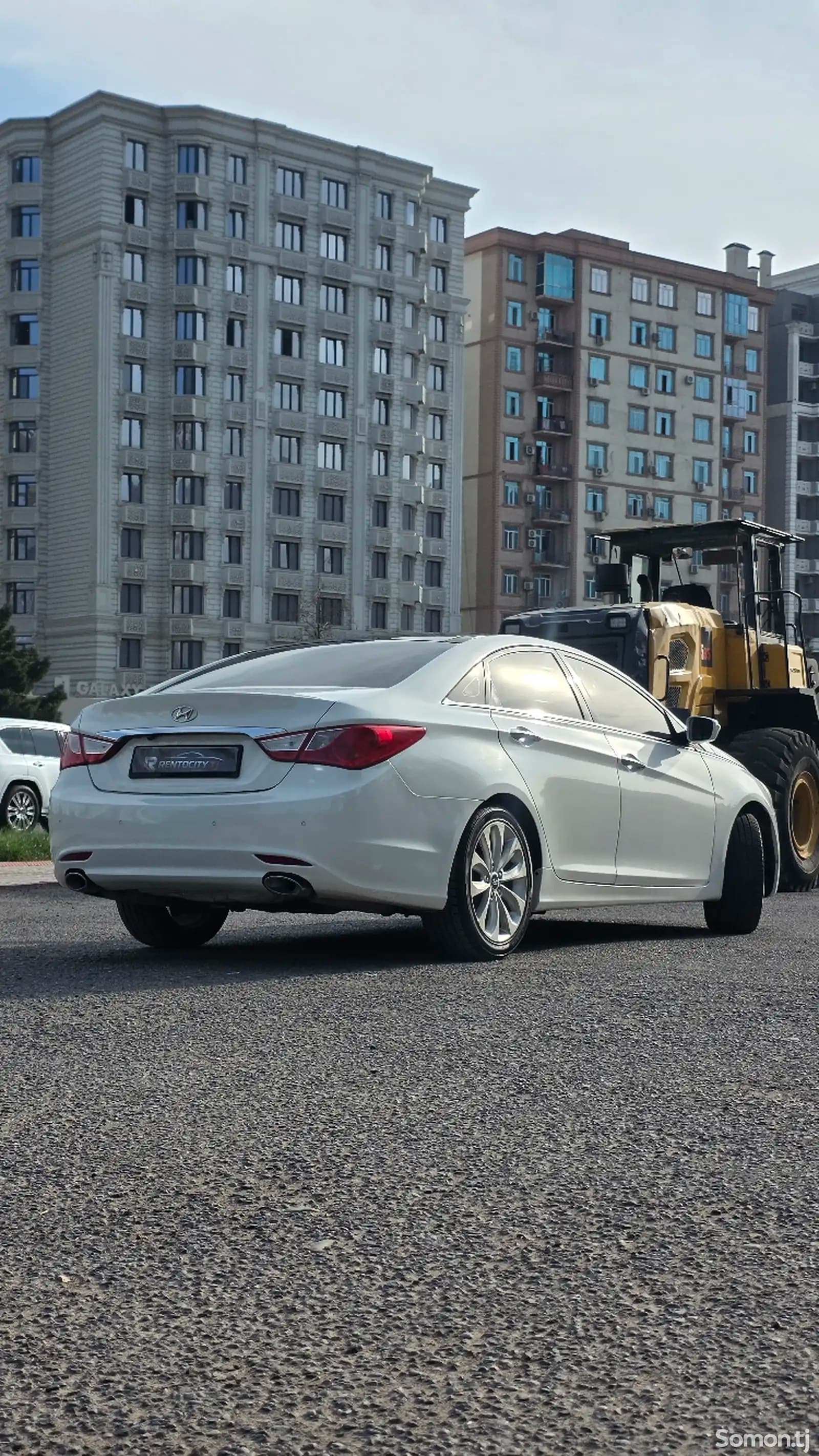 Аренда Hyundai Sonata в Худжанде — вид сбоку и сзади
