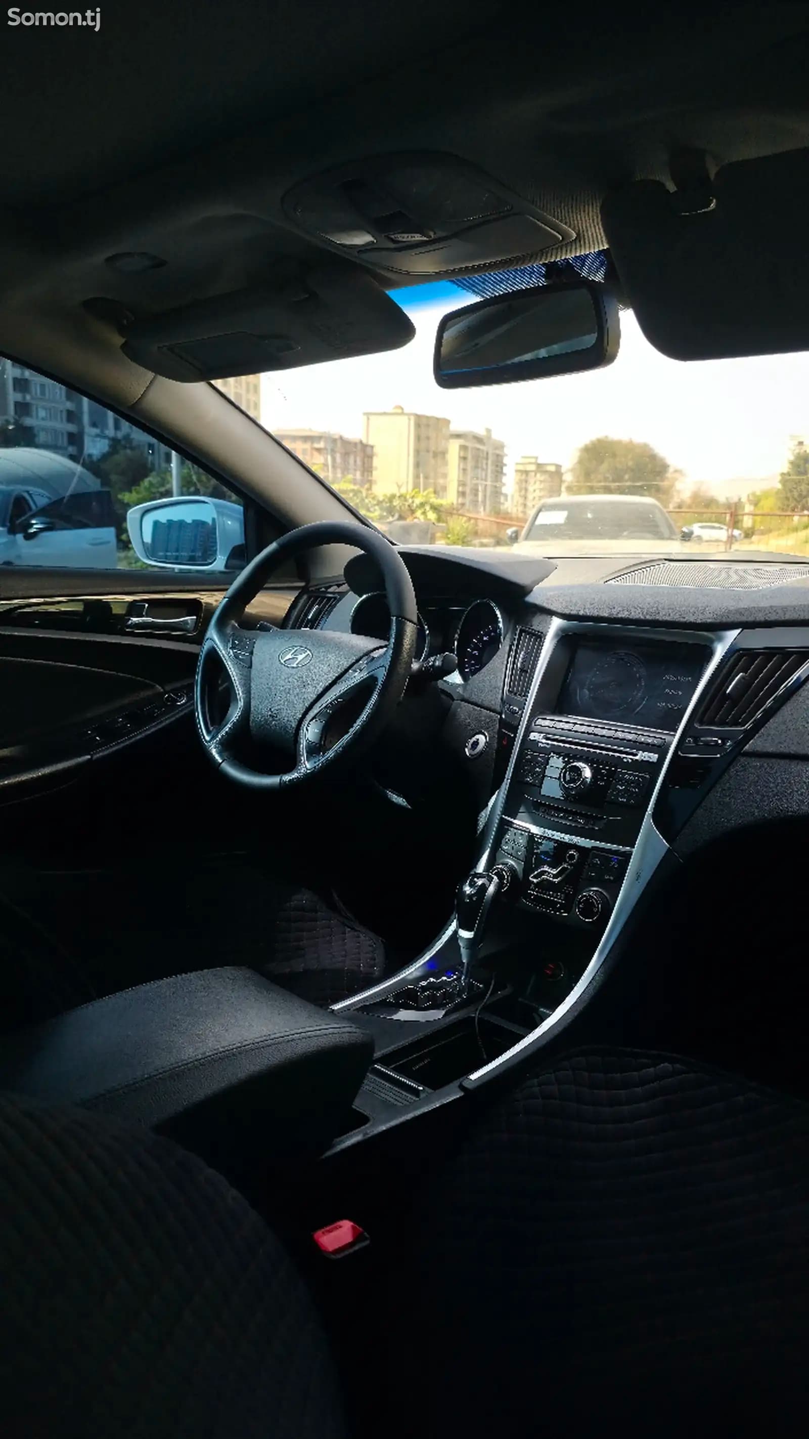 Аренда Hyundai Sonata в Худжанде — салон и приборная панель