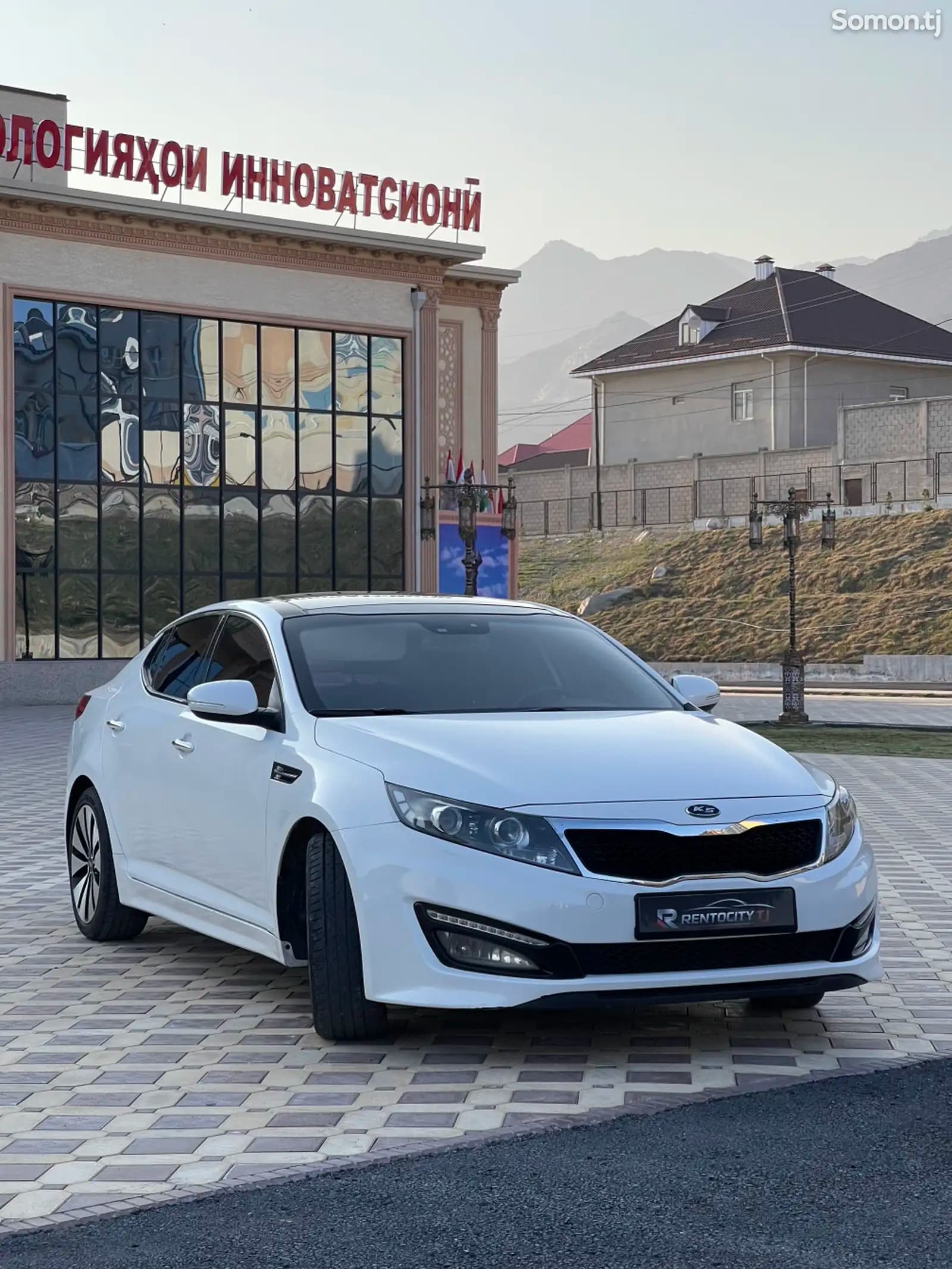 Аренда Kia K5 в Худжанде — вид спереди, три четверти